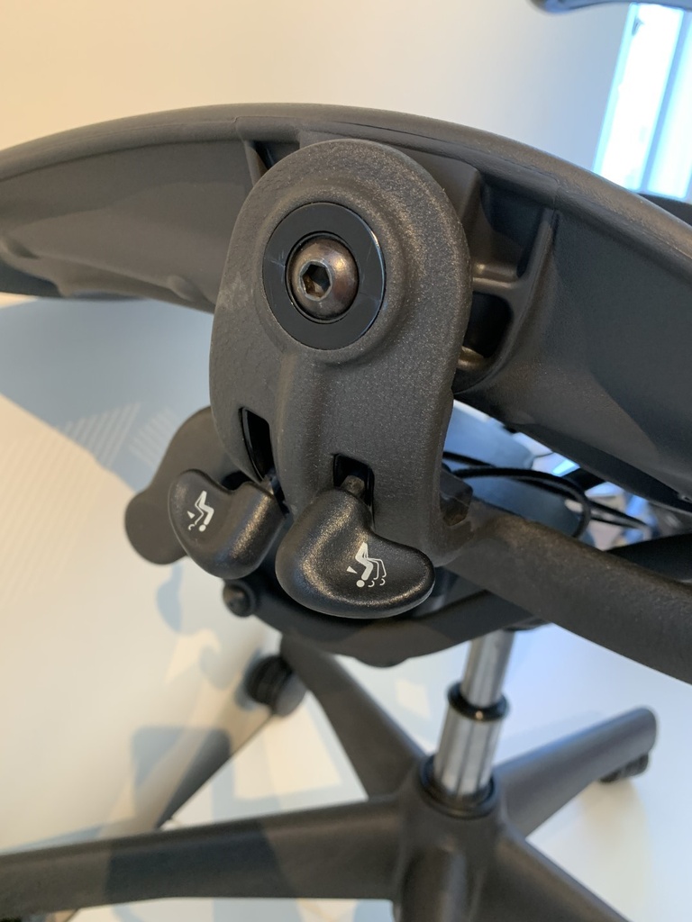 Aeron w/ Lumbar, 2-way Adjustable Arms & Forward Tilt